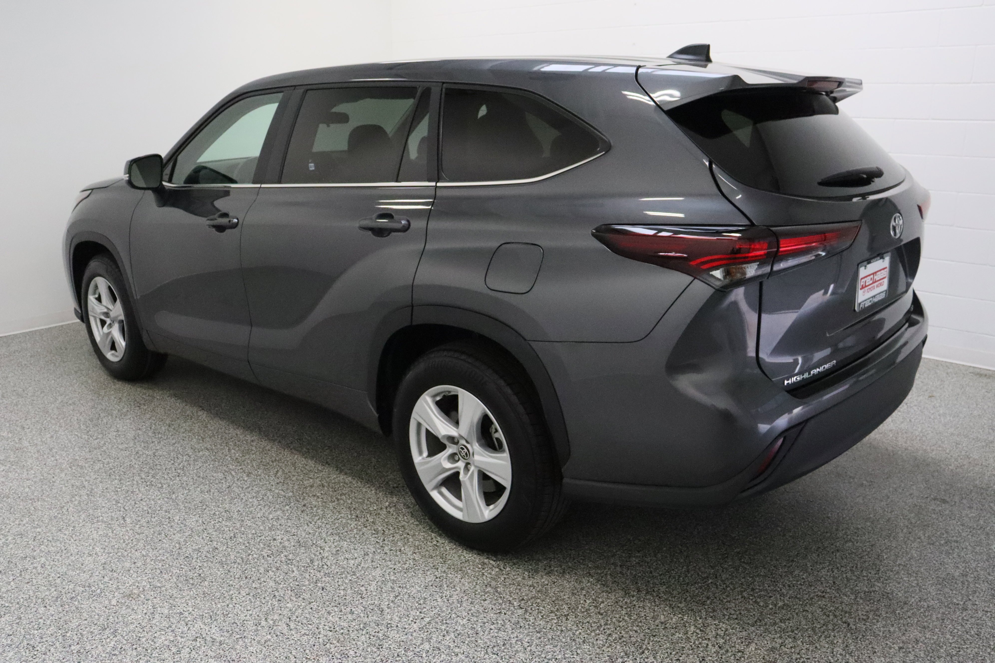 2025 Toyota Highlander LE - Photo 9