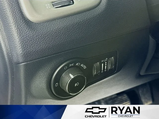 Used 2018 Silver Jeep Latitude image 10