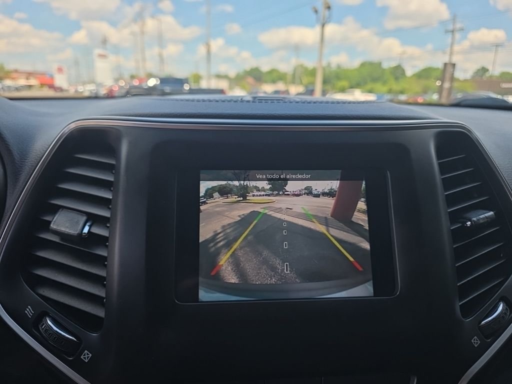 Used 2019 Silver Jeep Latitude image 20