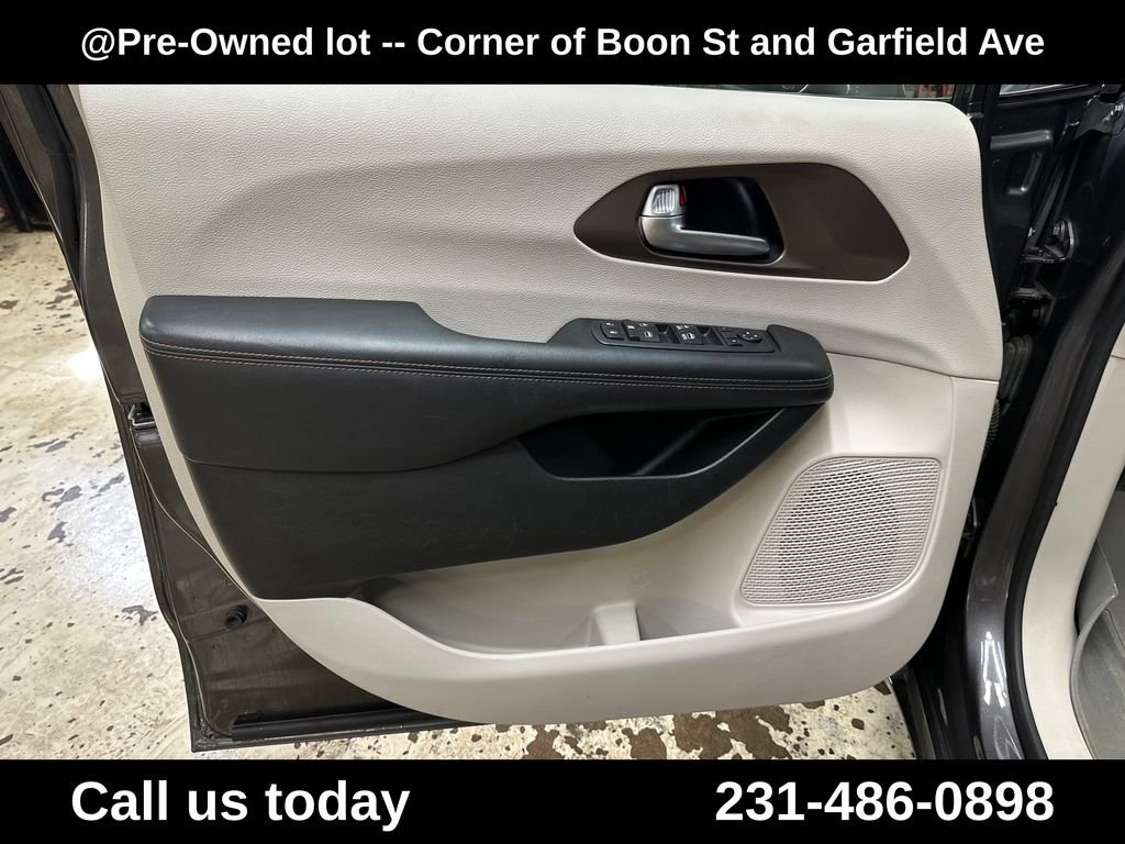 Used 2018 Gray Chrysler Touring L image 15