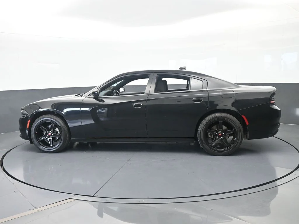 Used 2023 Pitch Black Clearcoat Dodge SXT image 2