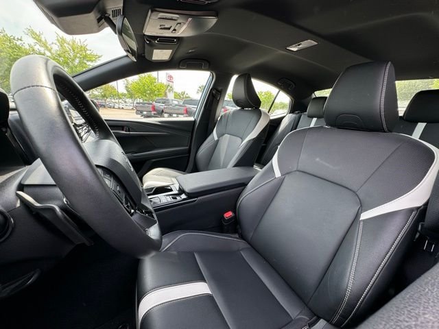 Used 2025  Toyota SE image 15