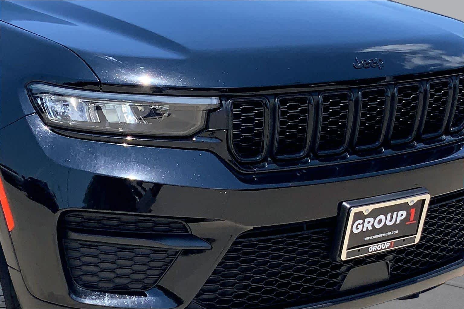 Used 2023 Diamond Black Crystal Pearlcoat Jeep Altitude image 29