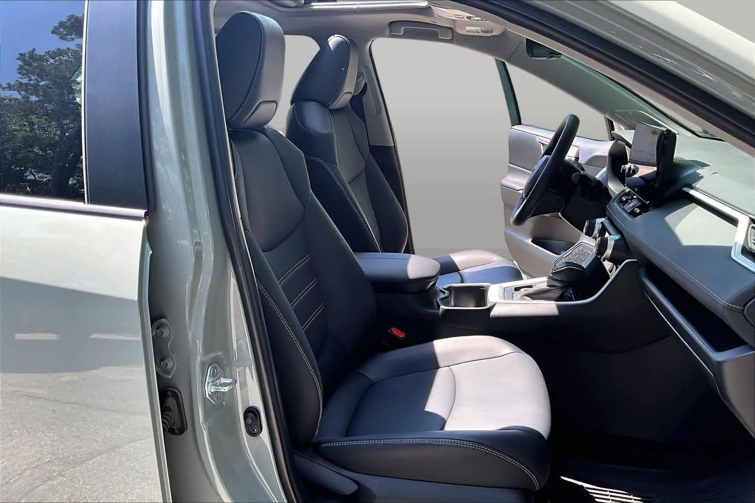 Used 2023 Lunar Rock Toyota XLE Premium image 9