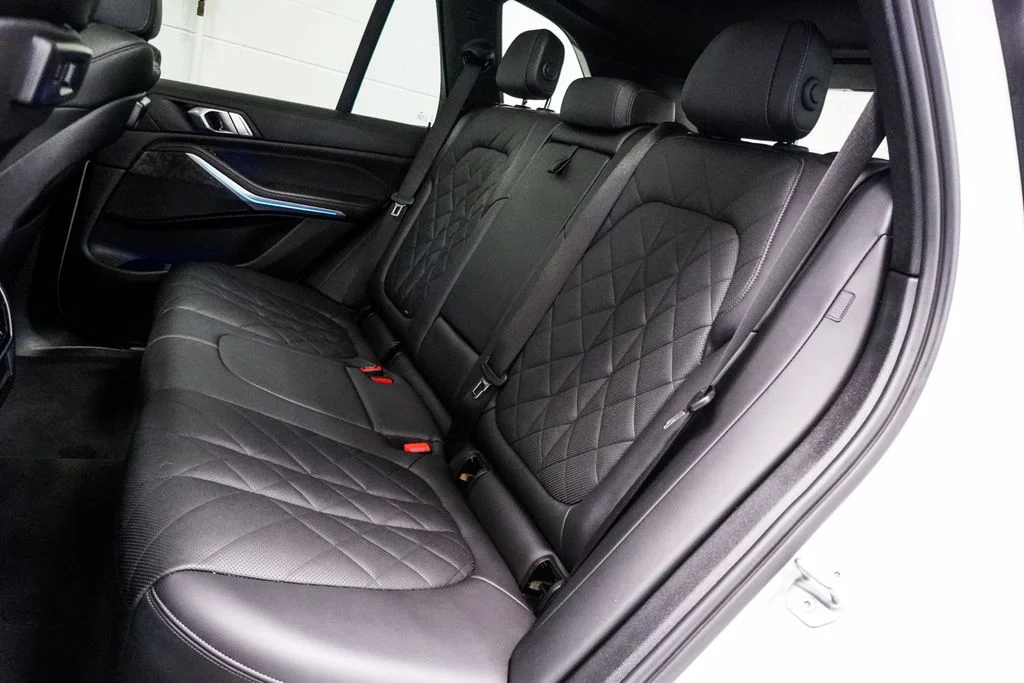 Used 2023 White BMW sDrive40i image 9