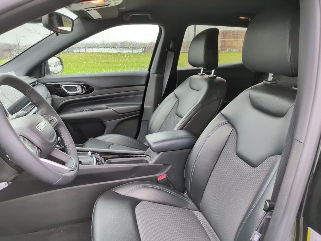 New 2026 Diamond Black Crystal Pearl-Coat Exterior Paint Jeep Latitude image 19