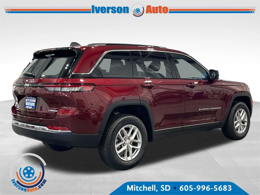 New 2026 Velvet Red Pearl-Coat Exterior Paint Jeep Laredo X image 8