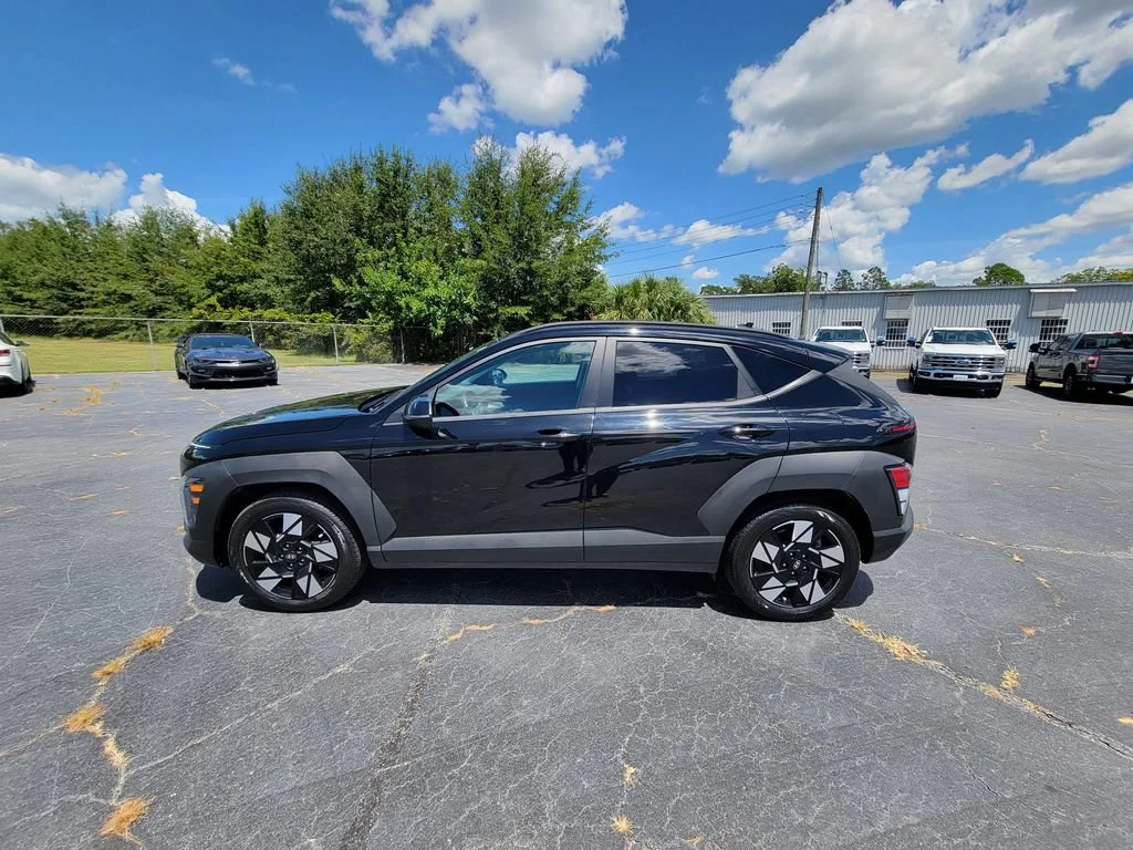 Used 2025 Black Hyundai SEL image 2