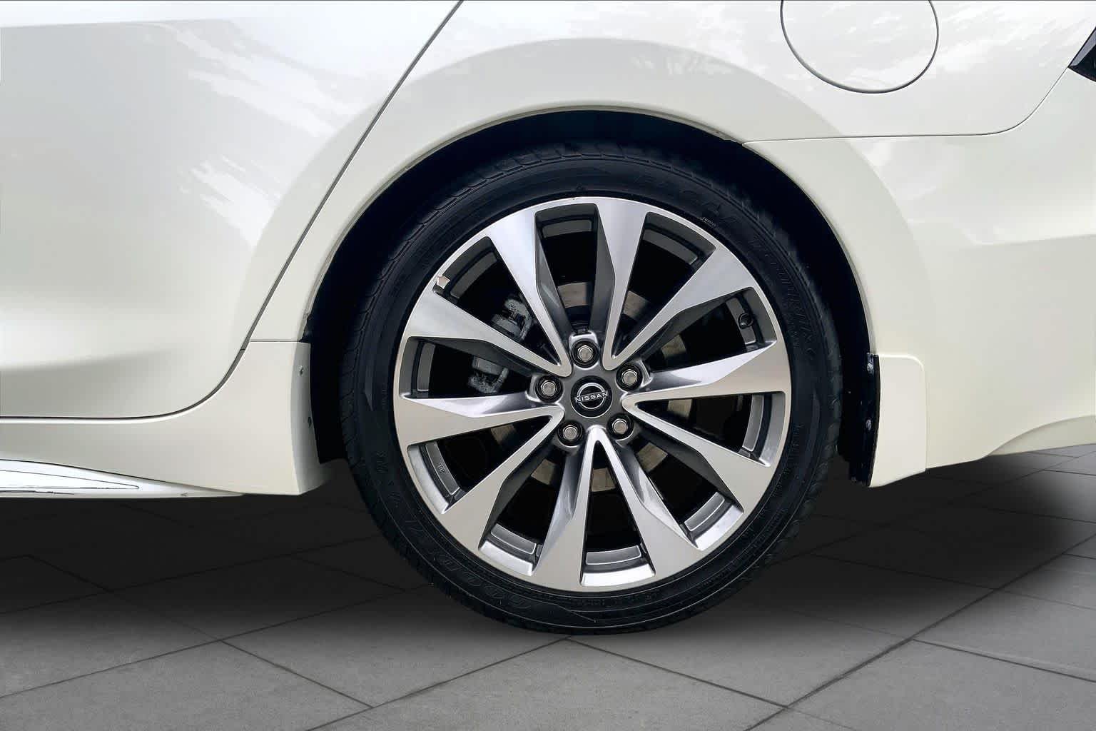 Used 2023 Pearl White Tricoat Nissan Platinum image 10