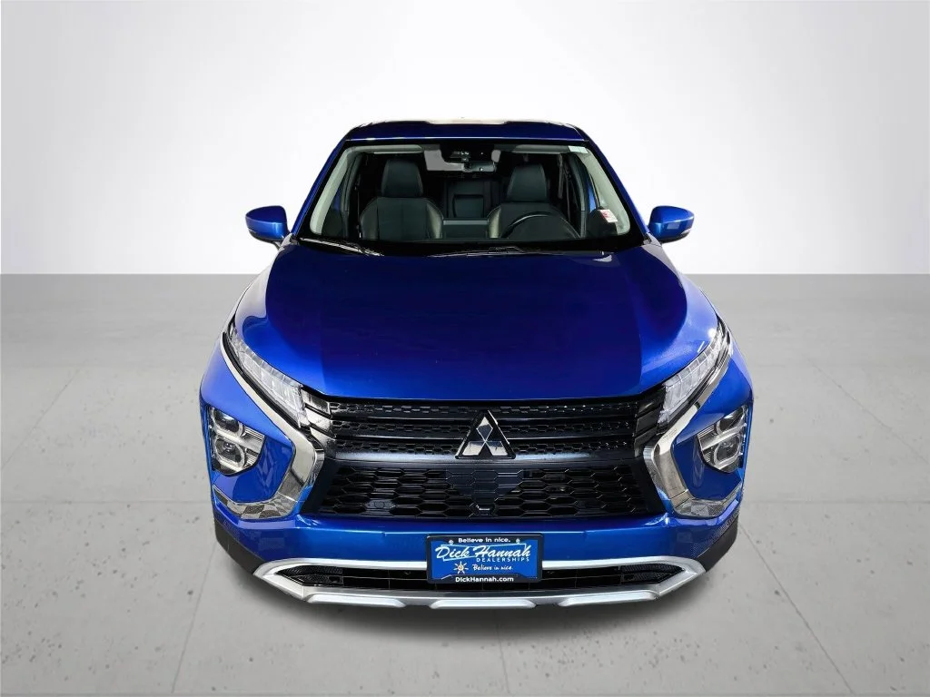 Used 2025 Silver Mitsubishi SE image 3