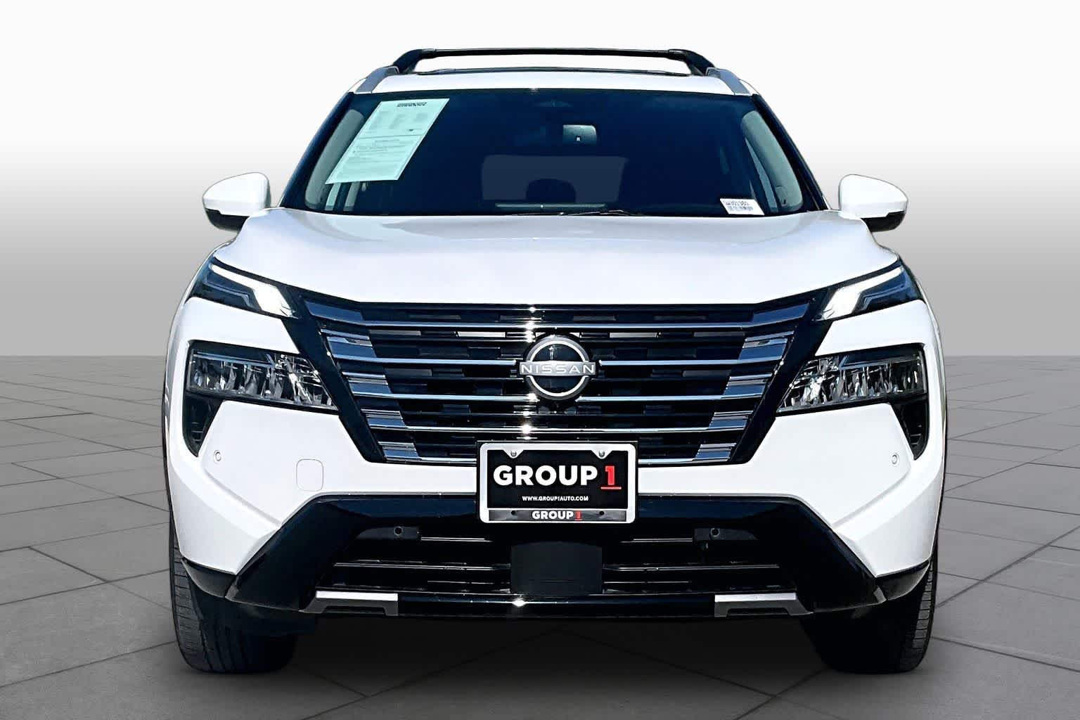 Used 2025 Everest White Pearl Nissan Platinum image 4
