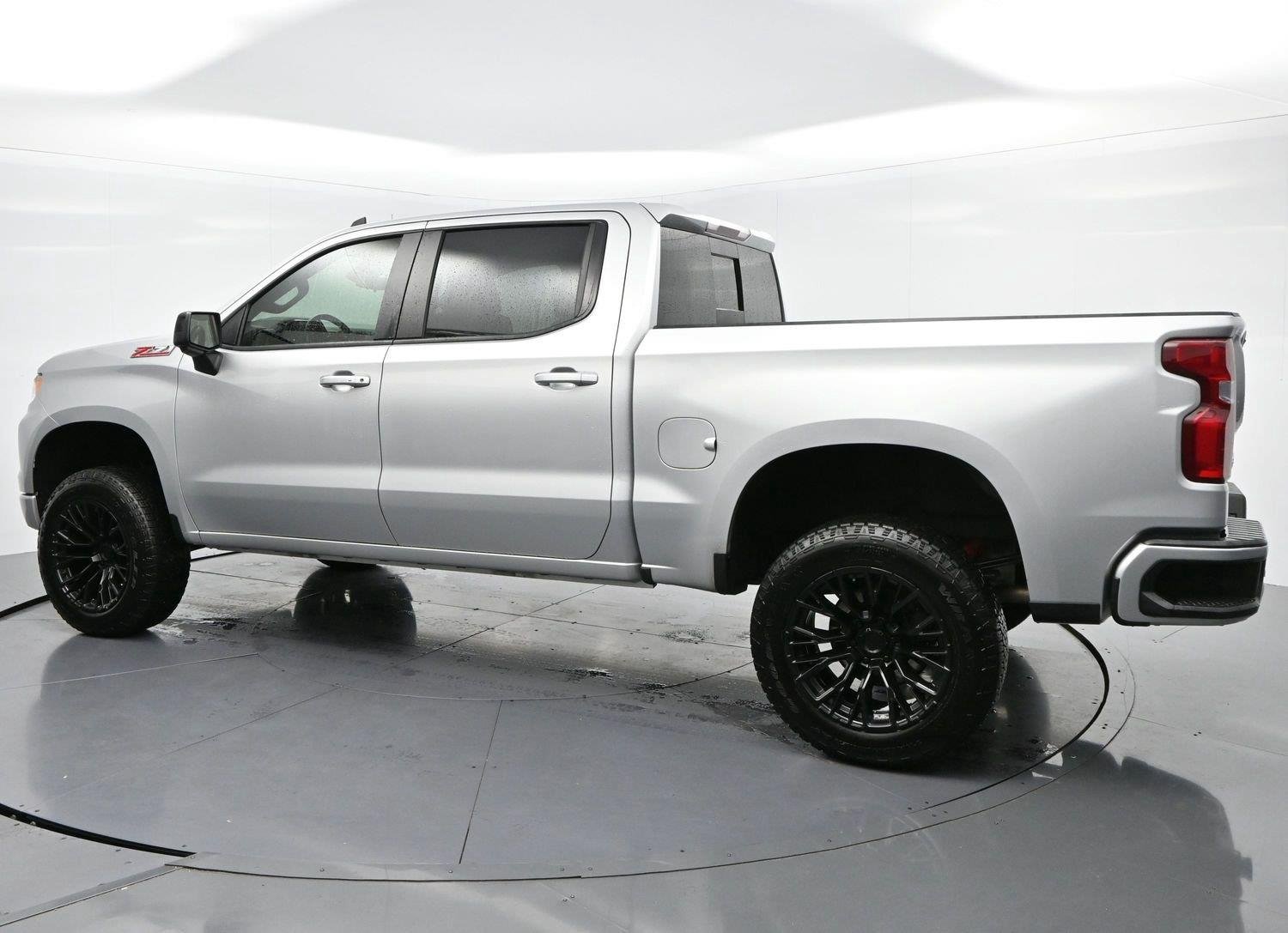 Used 2022 Silver Ice Metallic Chevrolet RST image 5