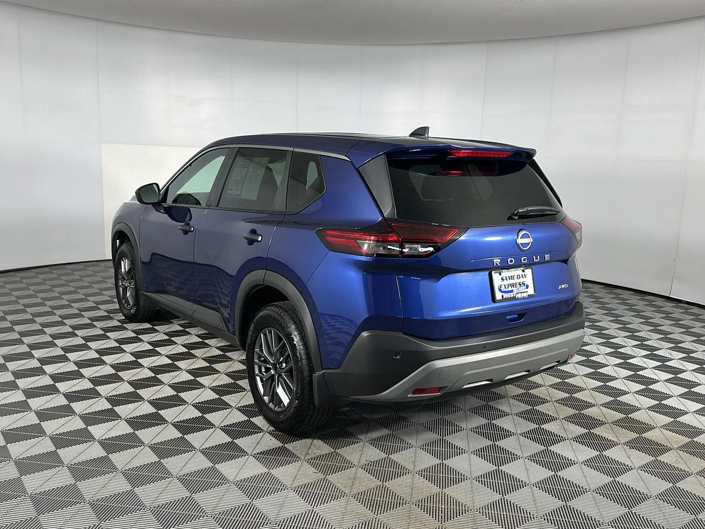 Used 2022 Caspian Blue Metallic Nissan S image 5