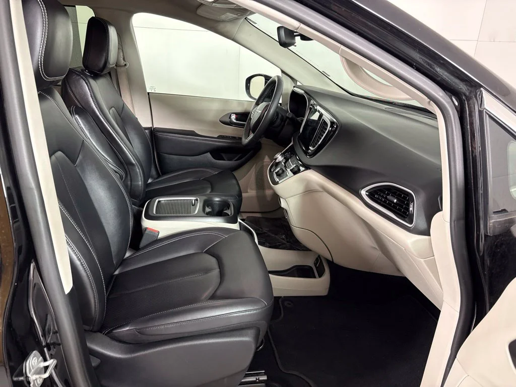 Used 2024 Black Chrysler Touring L image 16