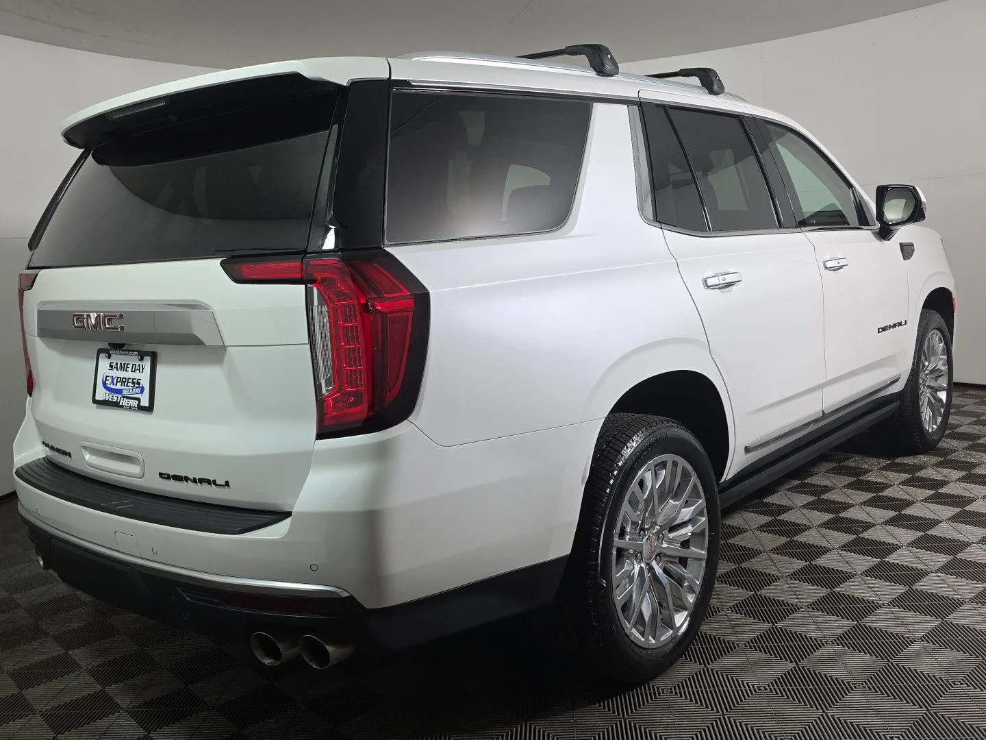 Used 2024 White Frost Tricoat GMC Denali image 10