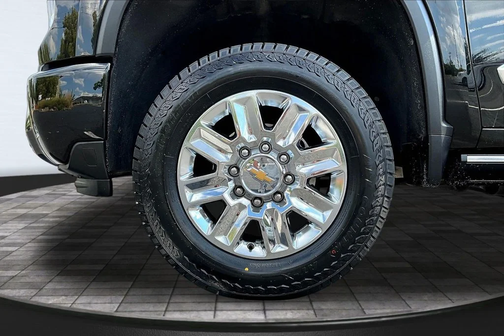 Used 2024 Black Chevrolet High Country image 34