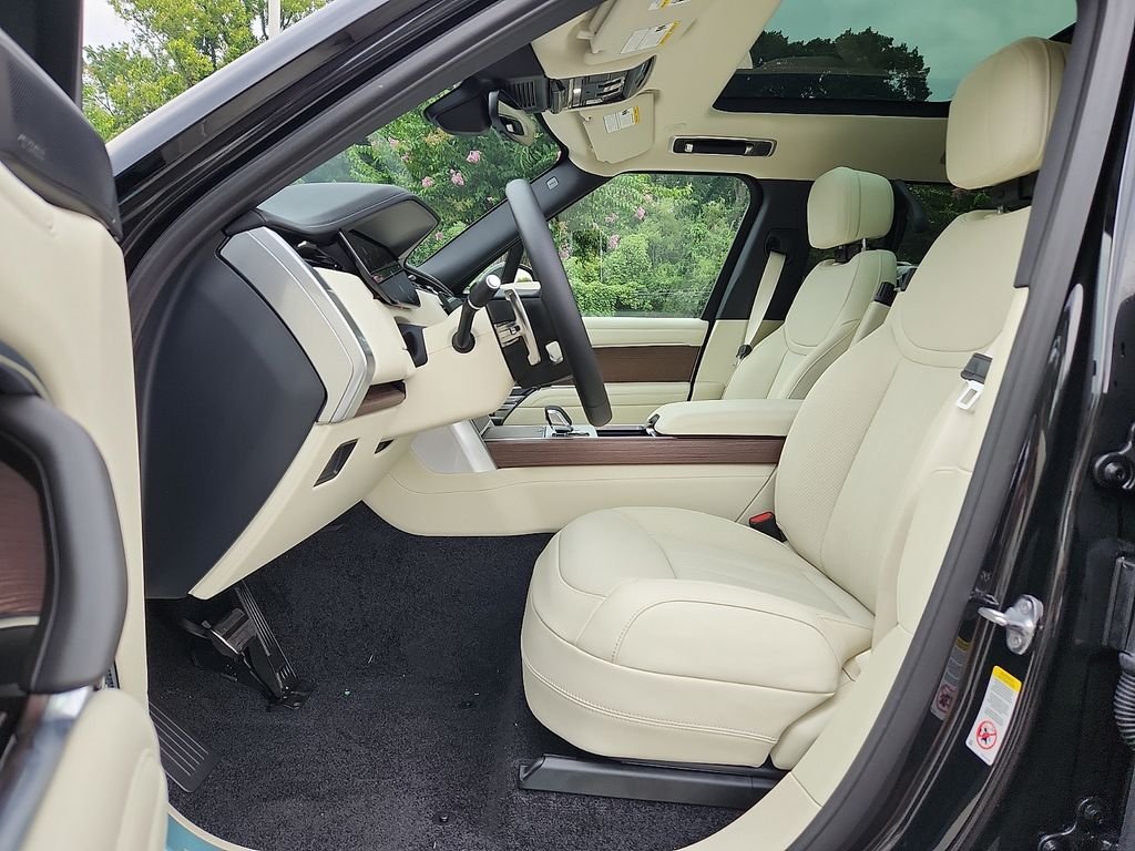 New 2026 Santorini Black Land Rover SE image 6