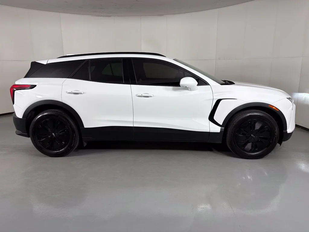 Used 2025 White Chevrolet LT image 9