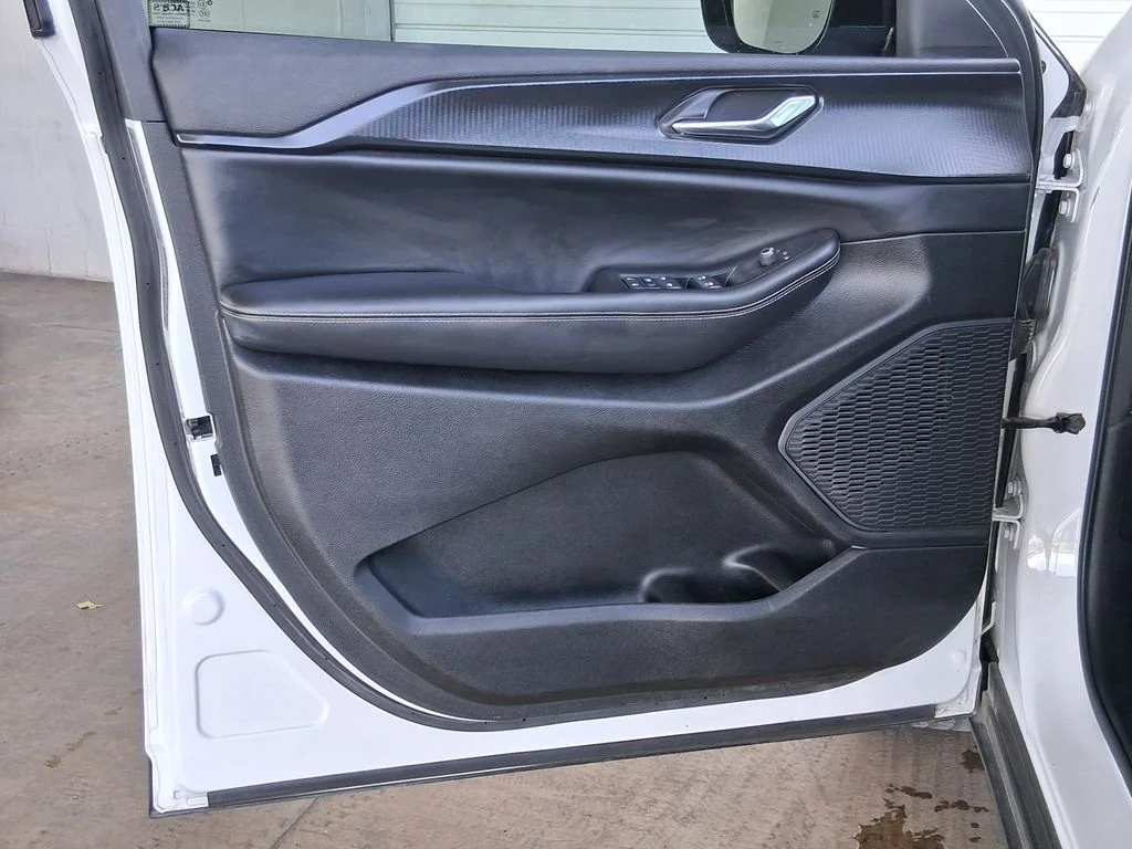 Used 2024 White Jeep Altitude image 15