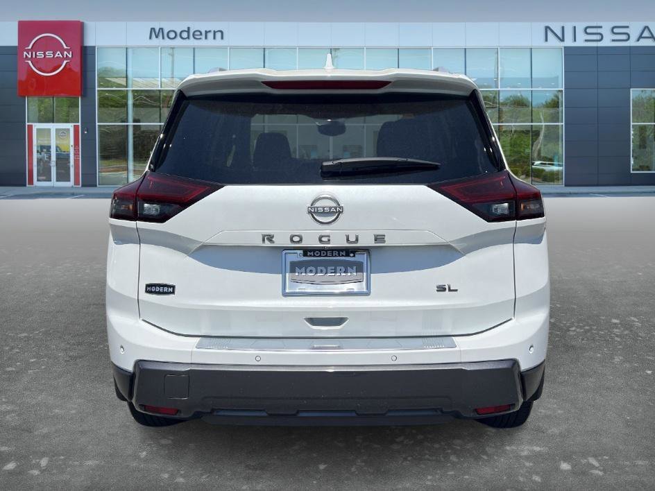 Used 2025 Everest White Pearl Nissan SL image 4