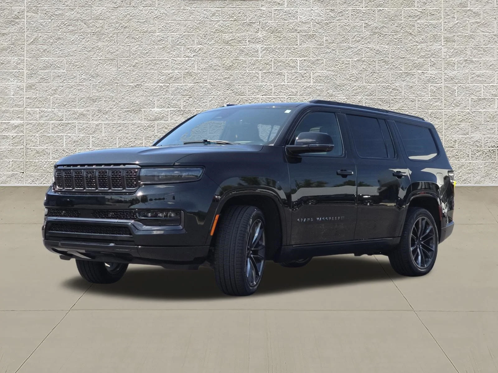 Used 2025 Diamond Black Crystal Pearlcoat Jeep Series II Obsidian image 3