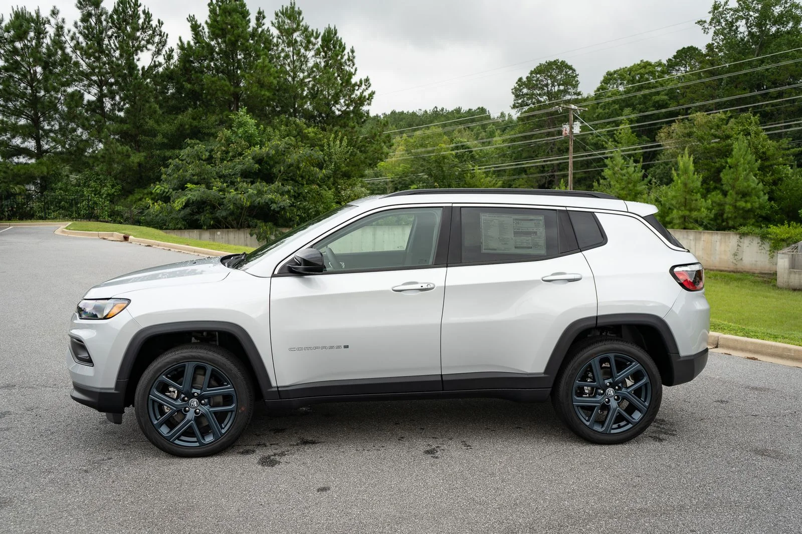 New 2026 Silver Zynith Metallic Clear-Coat Exterior Paint Jeep  image 5