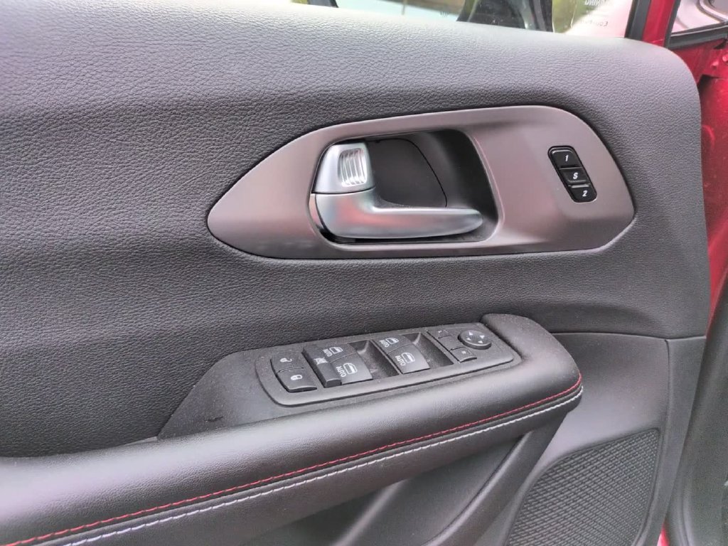 Used 2027 Red Chrysler Select image 16