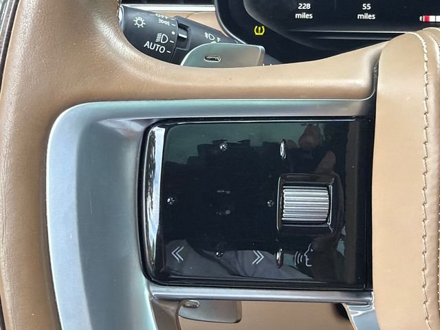 Used 2023 White Land Rover SE image 25