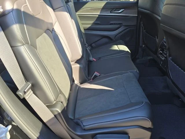 New 2026 Diamond Black Crystal Pearlcoat Jeep Altitude image 32