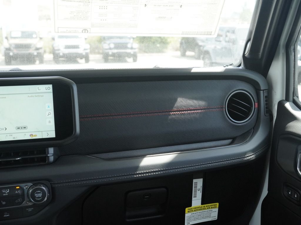 New 2026 Bright White Clear-Coat Exterior Paint Jeep Rubicon image 26