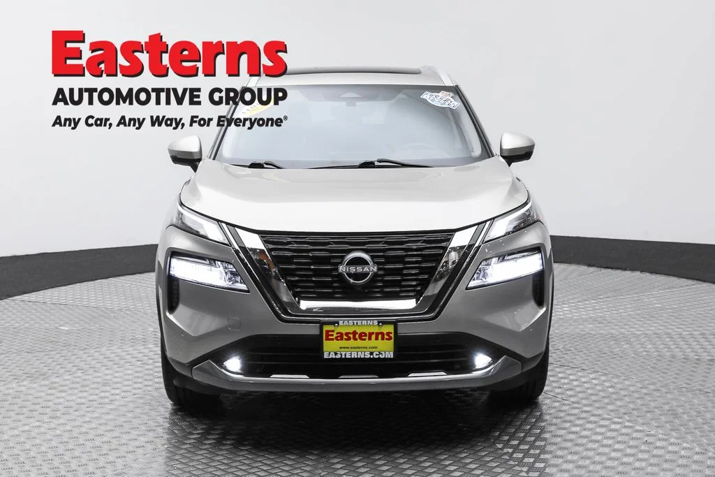 Used 2022 Silver Nissan SL image 2