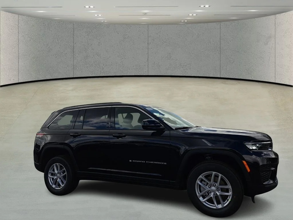 New 2026 Diamond Black Crystal Pearl-Coat Exterior Paint Jeep Laredo image 3