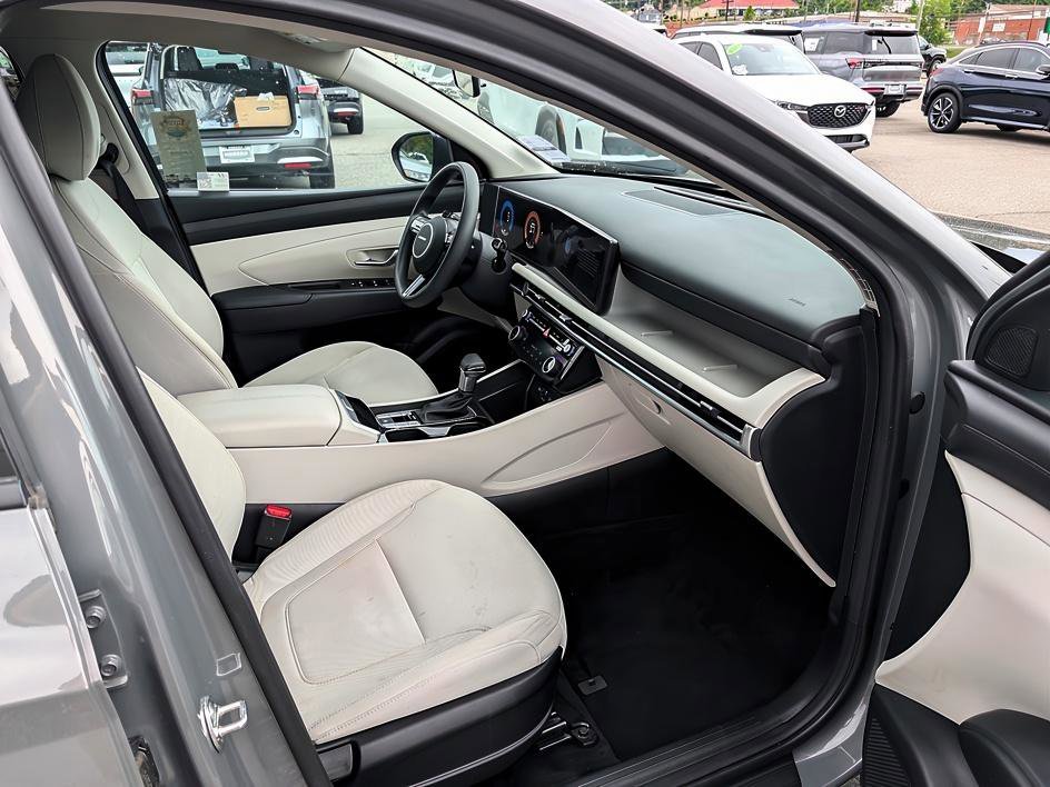 Used 2025 Hampton Gray Hyundai SEL image 12