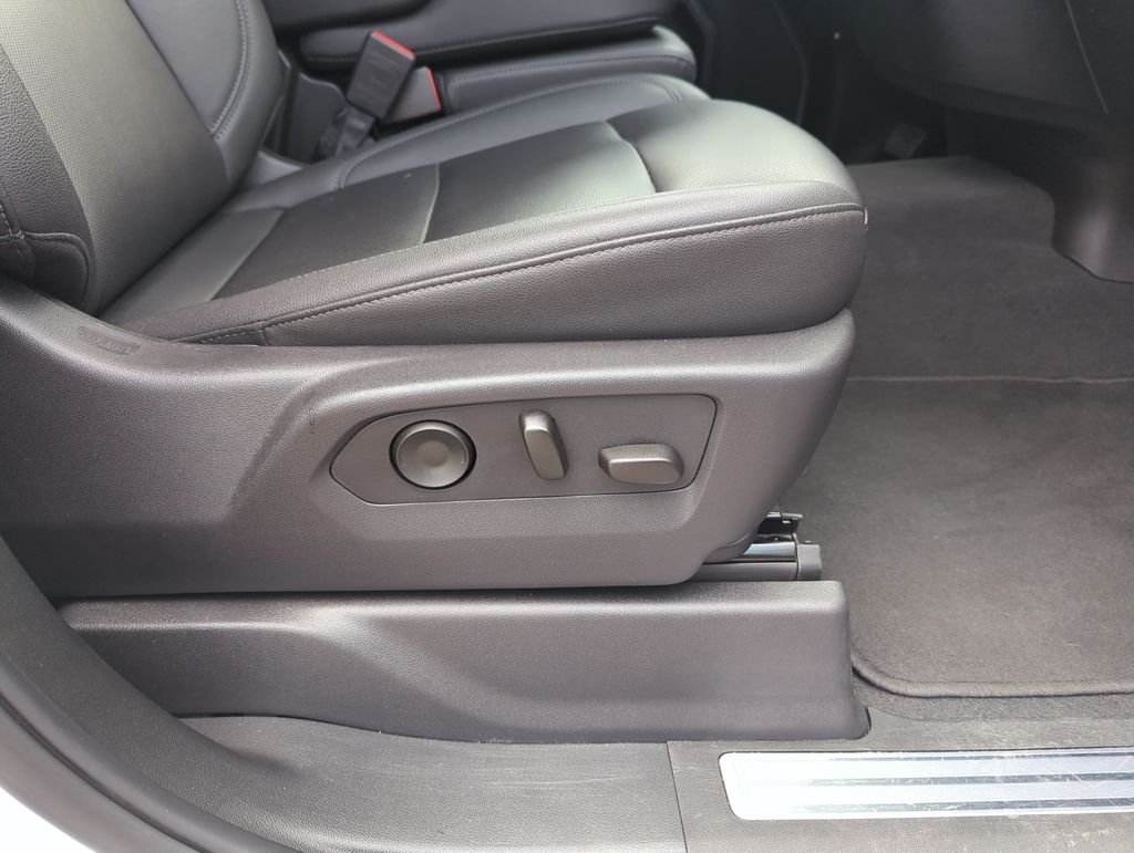 Used 2024 White GMC SLT image 34