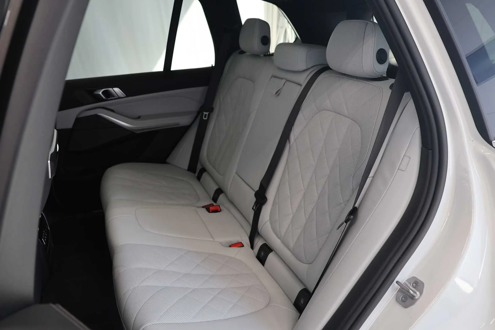Certified Used 2025 Mineral White Metallic BMW sDrive40i image 22