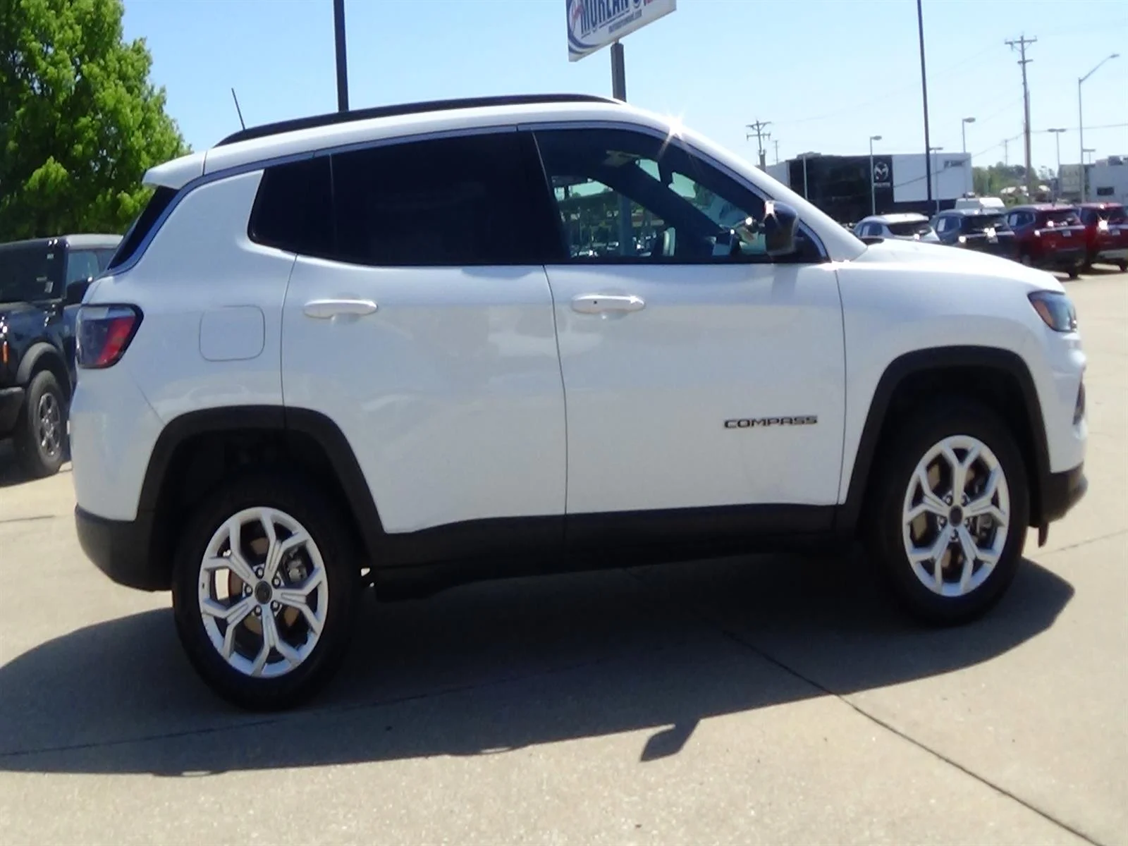 Certified Used 2025 Bright White Clear Coat (pw7) Jeep Latitude image 5