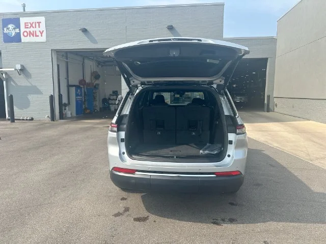 New 2026 Silver Zynith Exterior Paint Jeep Laredo image 27