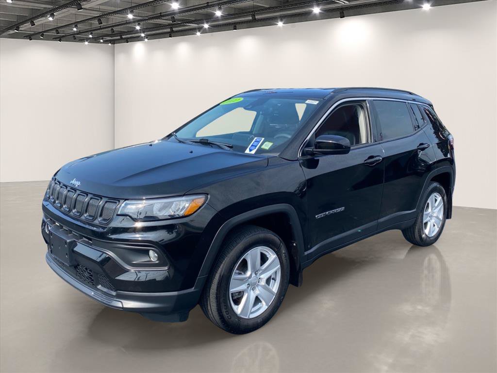 Used 2022 Diamond Black Crystal Pearlcoat Jeep Latitude image 3