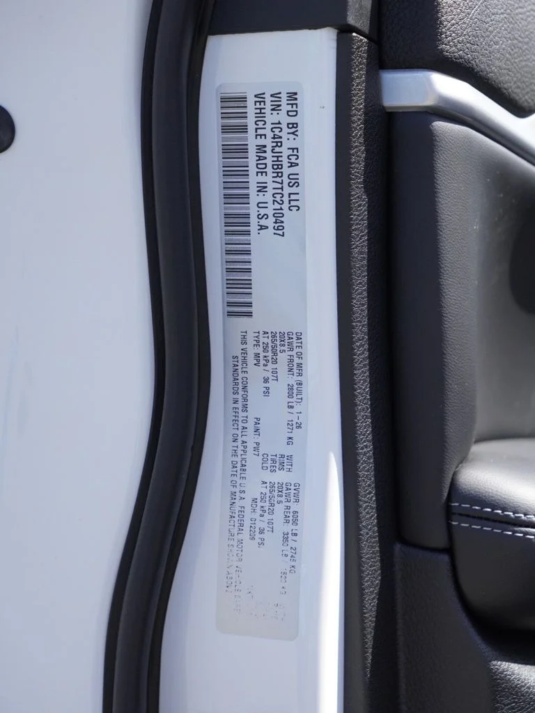 New 2026 Bright White Clear-Coat Exterior Paint Jeep Limited image 29
