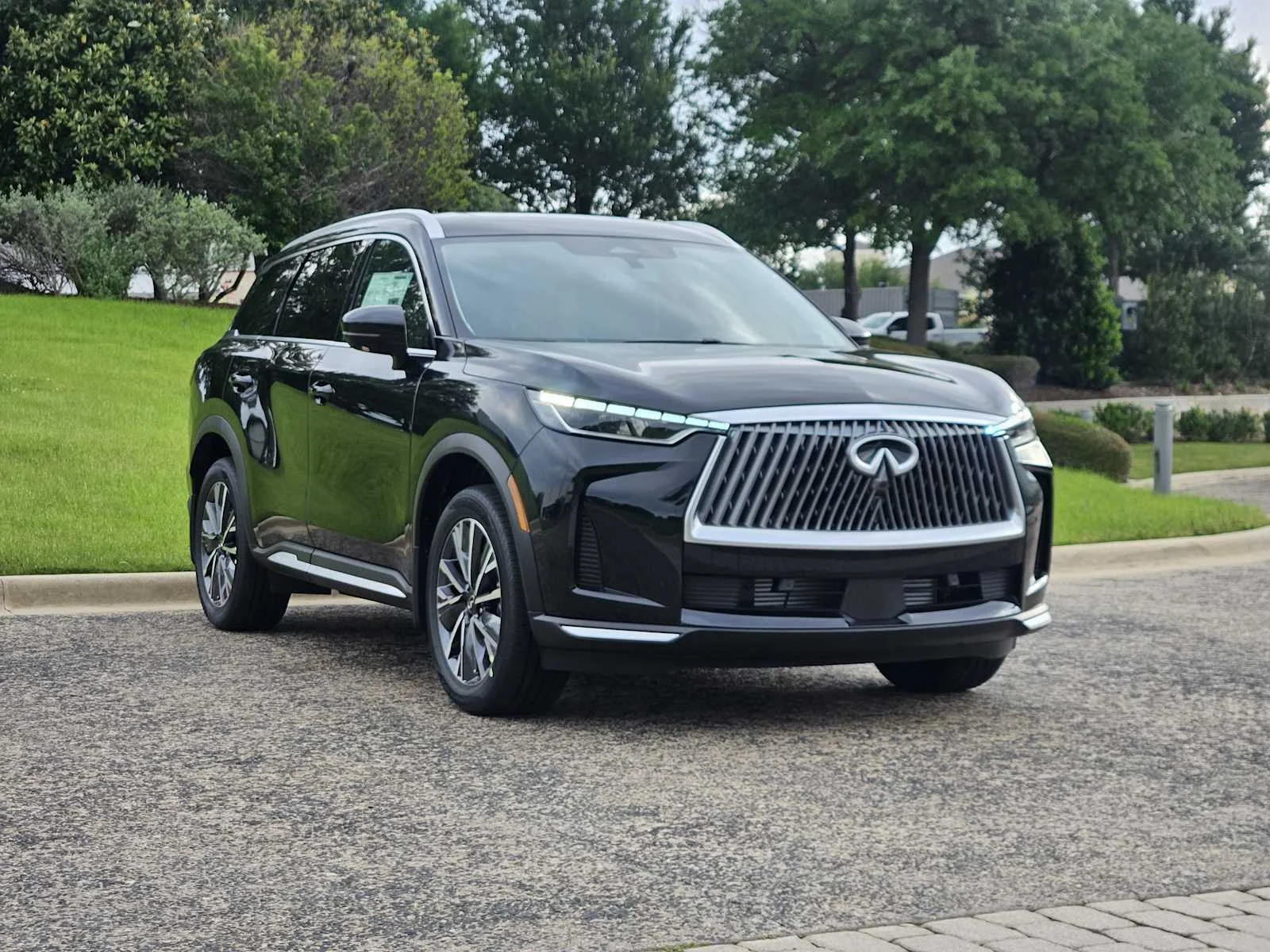 New 2026 MINERAL BLACK INFINITI Luxe FWD image 2
