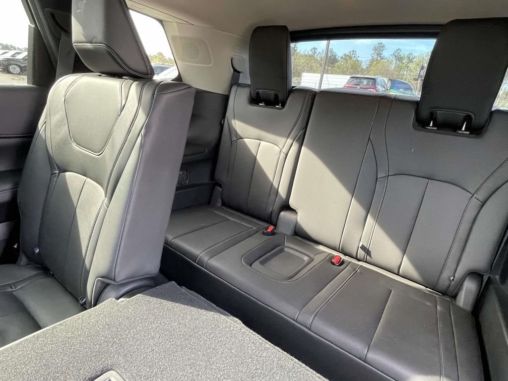 Used 2025 White INFINITI LUXE image 11