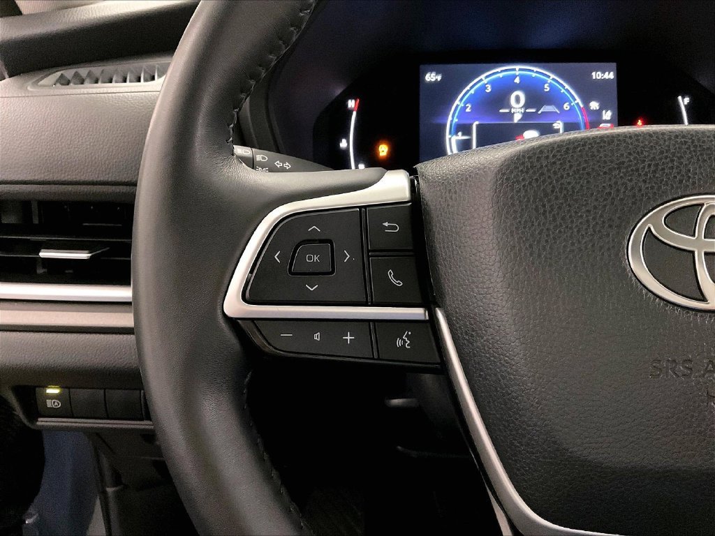 Used 2025 White Toyota XLE image 23