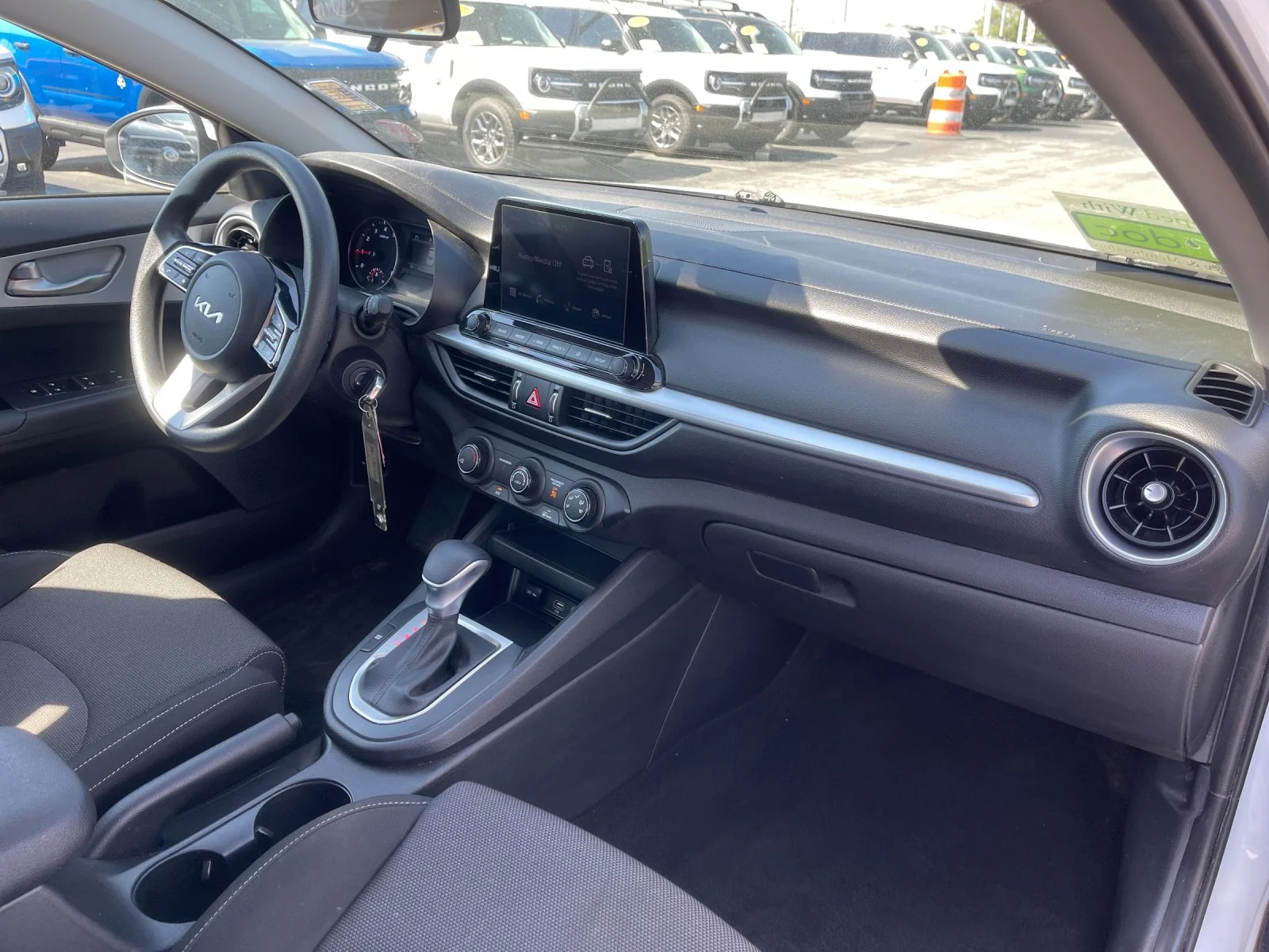 Used 2023 White Kia LXS image 17