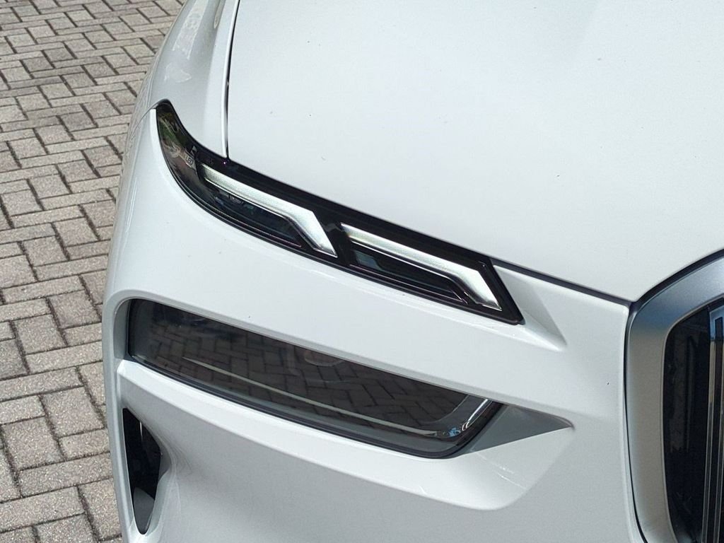New 2027 Alpine White BMW xDrive40i image 10