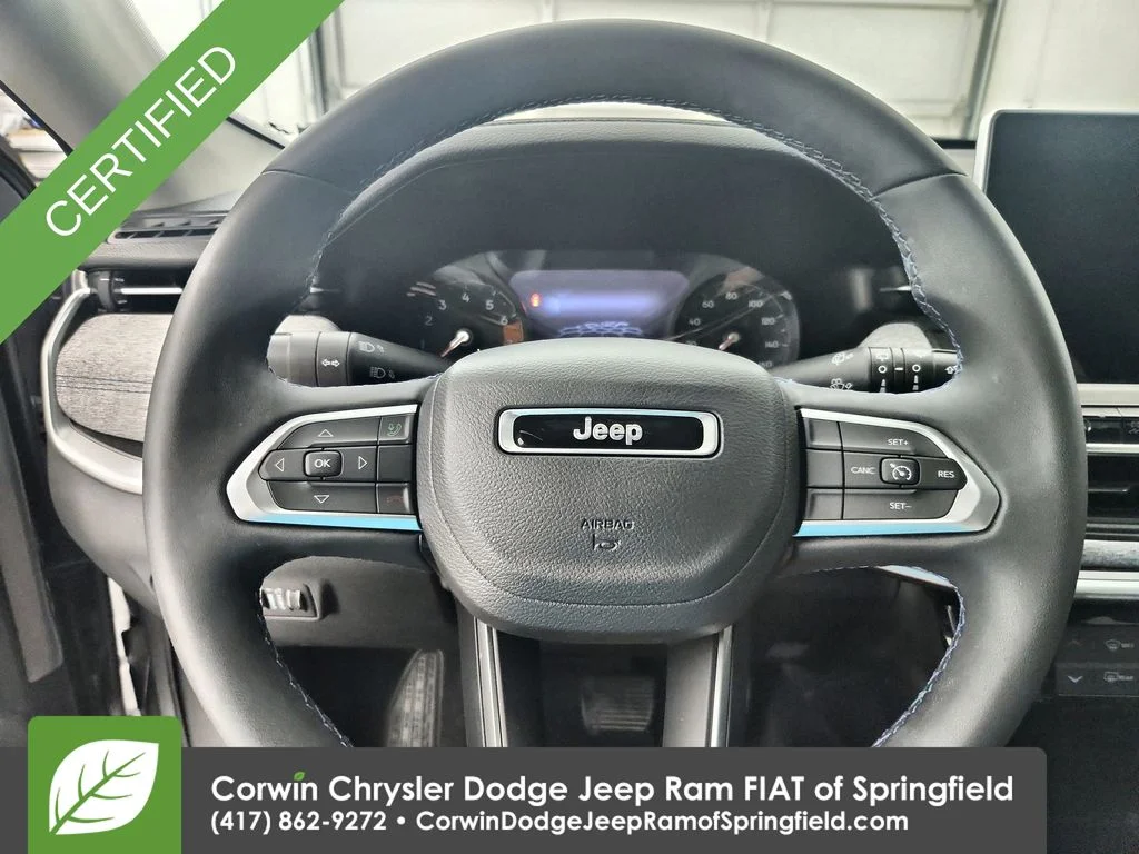 Used 2022 Silver Jeep Latitude image 5