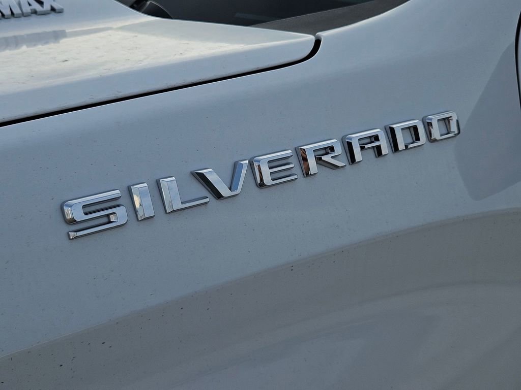New 2026 Summit White Chevrolet WT image 26