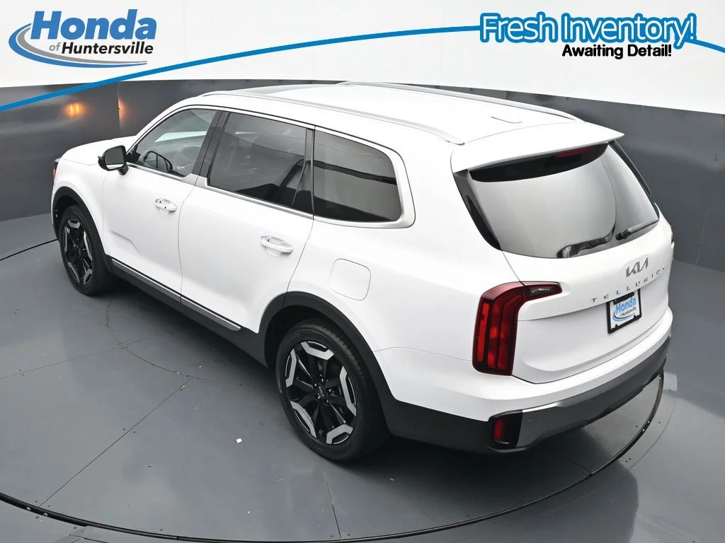 Used 2025 White Pearl Kia S image 22