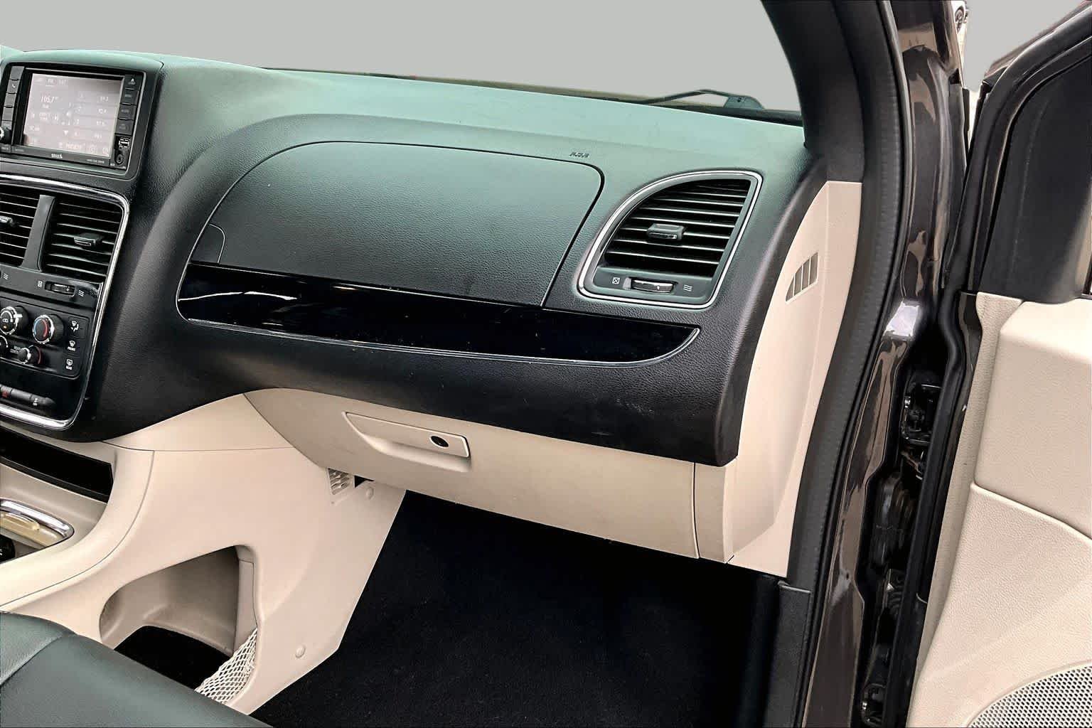 Used 2020 Granite Pearlcoat Dodge SXT image 19
