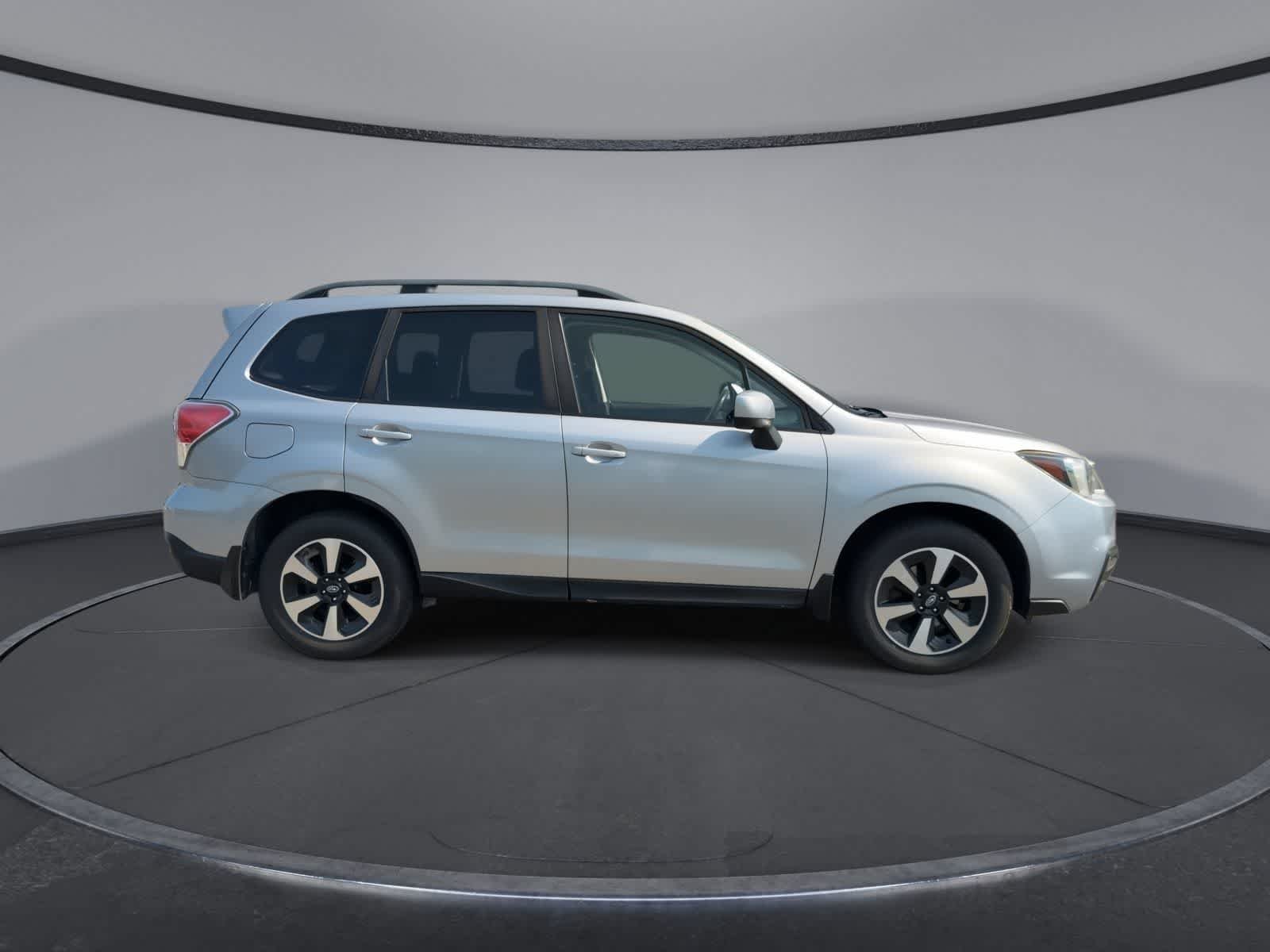 Used 2017 Ice Silver Metallic Subaru Premium image 9
