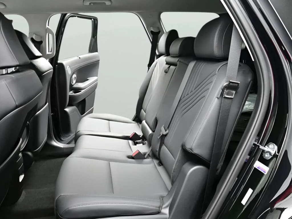New 2026 Abyss Black Pearl Hyundai SEL 7P image 13